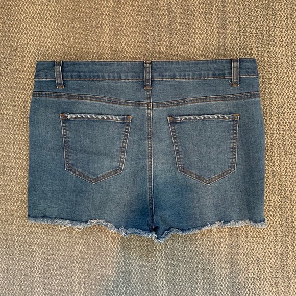Forever 21 High Waisted Distressed Plus Shorts - Picture 3 of 3